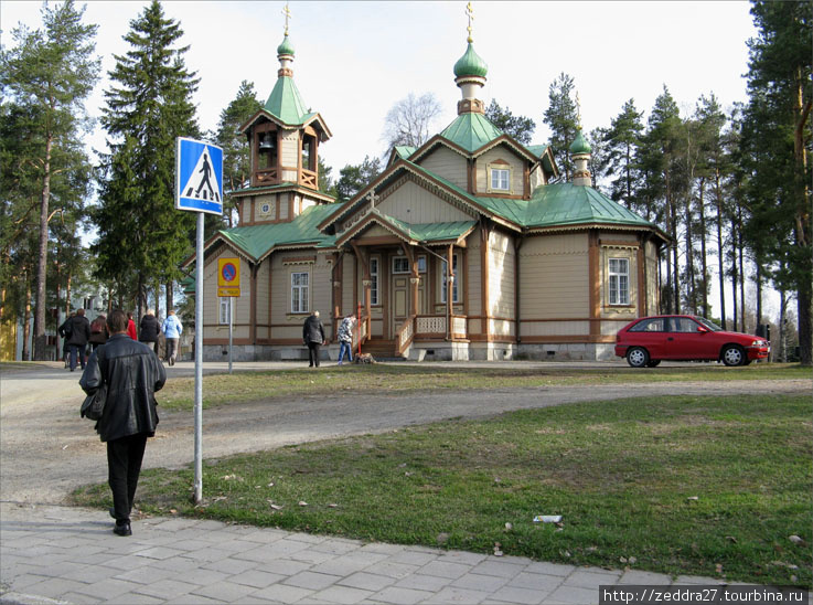 На другом – православная церковь Святого Николая. Йоэнсуу, Финляндия
