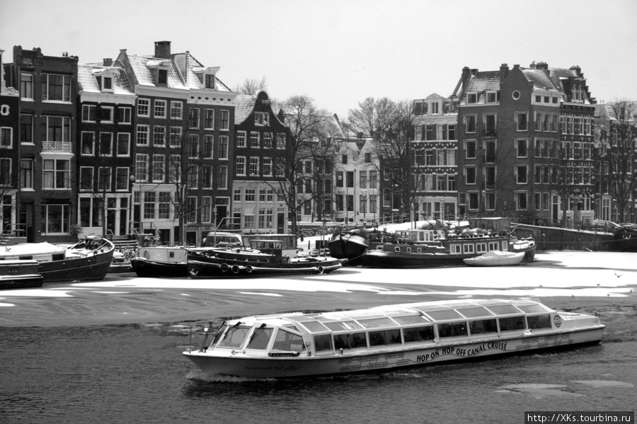 туристы все же плывут по реке Амстел Амстердам, Нидерланды