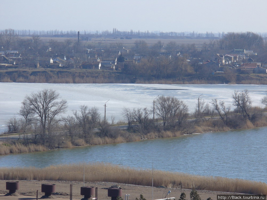 Разница между соленым и пресным озером хорошо видна зимой или ранней весной Саки, Россия
