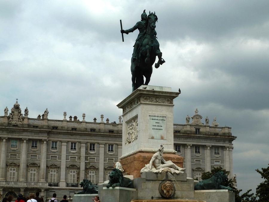 Статуя Филиппа IV на Пласа-де-Орьенте Мадрид, Испания