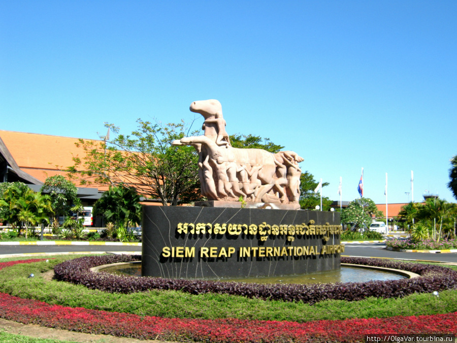При выходе из здания видим необычную скульптуру Сиемреап, Камбоджа