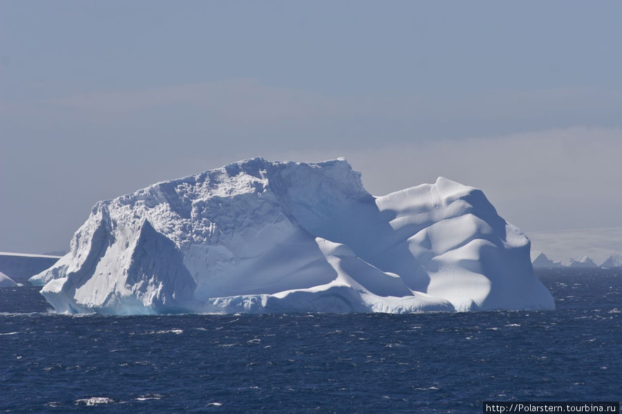 сложная геометрия айсберга Пролив Антарктик-Саунд, Антарктида