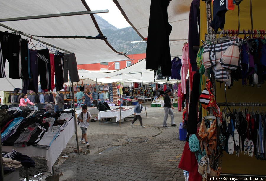 Рынок достаточно большой, но только раз в неделю Гёйнюк, Турция