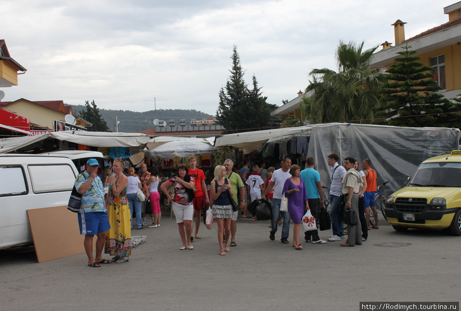 Пятничный шмоточный рынок Гёйнюк, Турция