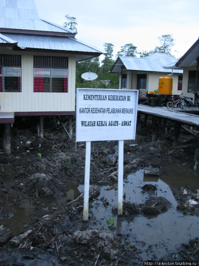 Всё, что рядом с рекой — болото, грязь да кусты. И на этом строят дома Агатс, Индонезия