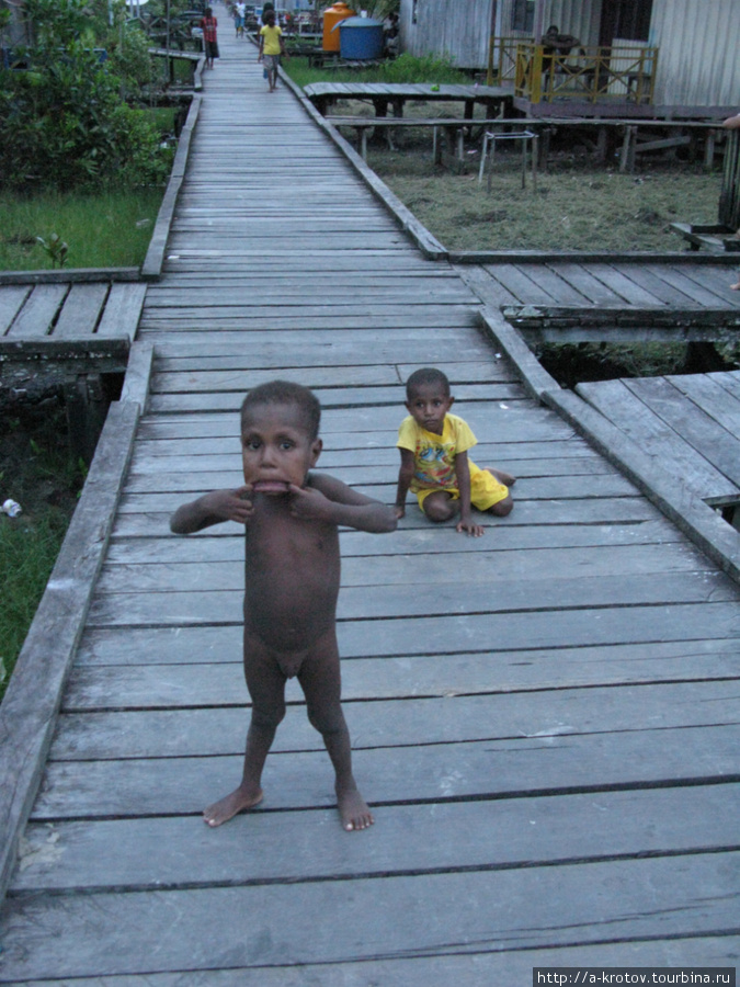 Асматский ребёнок изображает большую радость по случаю моего приезда Агатс, Индонезия