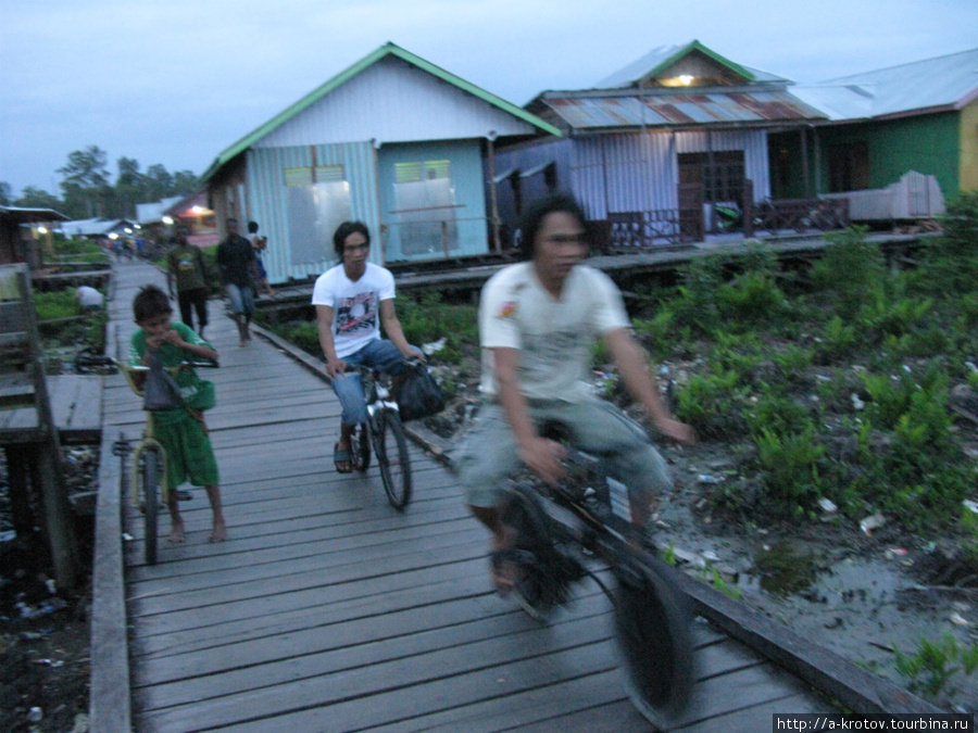 По деревянным мостовым ездят на мотоциклах и велосипедах. А автомобилей тут нет Агатс, Индонезия