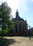 Новая Церковь De Nieuwe Kerk 
довольно необычная для церкви эмблема и электронная музыка на сайте церкви :)
http://www.nieuwekerkdenhaag.nl/
