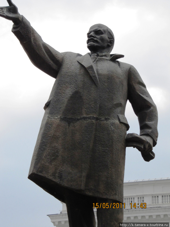 памятник В.И. Ленину в женском пальто Кемерово, Россия