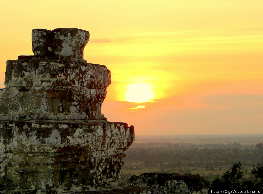 Вечерняя мгла над Пном Бакхенгом Ангкор (столица государства кхмеров), Камбоджа