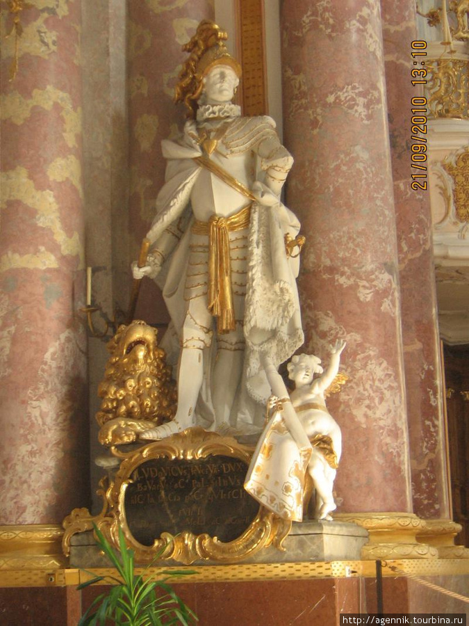 Внутреннее убранство кирхи Вознесения Марии — Людвиг строгий, основатель монастыря Фюрстенфельдбрук, Германия