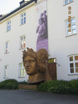Голова скульптуры Баварии — за ней вход в городской музей