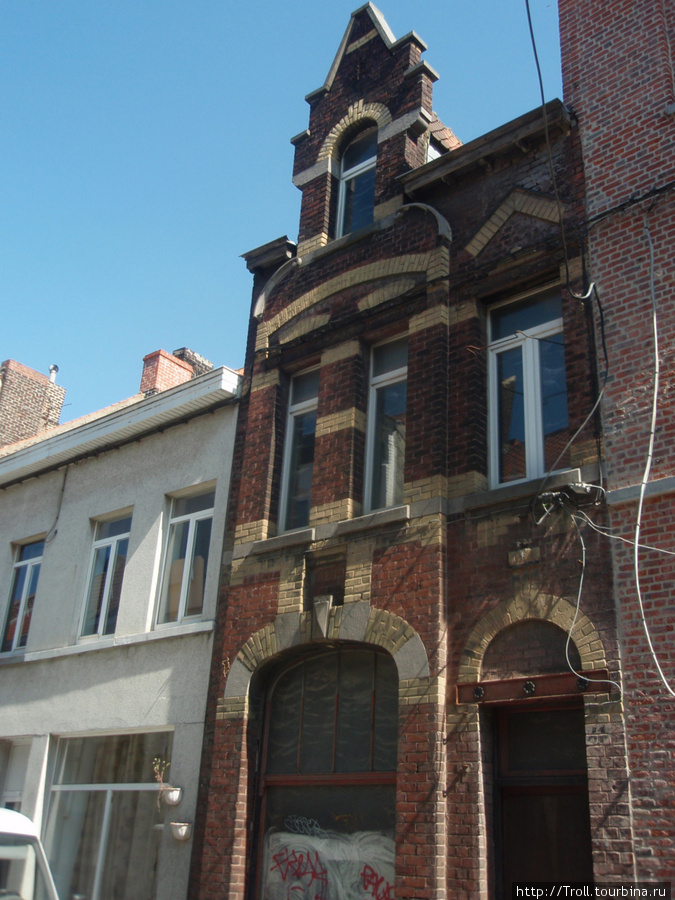 Фасады со следами времени не редкое дело в Мускроне Мускрон, Бельгия