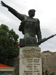 памятник албанскому партизану, поставленный в 1942 году, т.е. ещё во время ВОВ