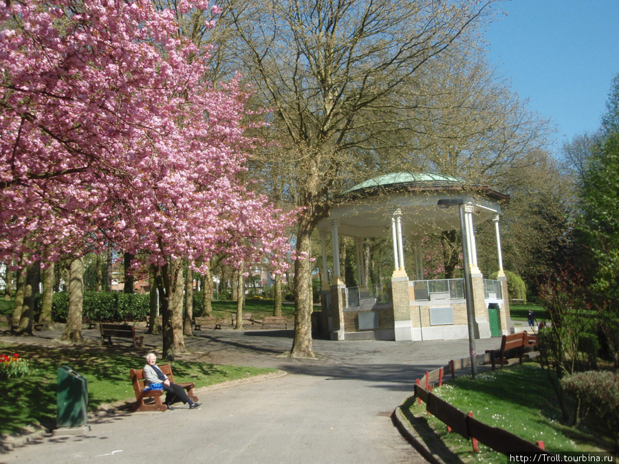 Изящная беседка в мускронском парке, гордости города Мускрон, Бельгия