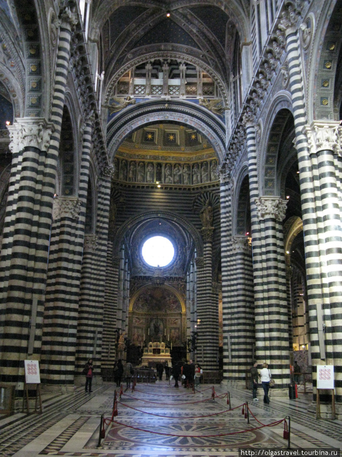Внутри собора много красивых мозаик, скульптур и фресок. Сиена, Италия
