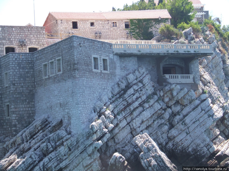 Полнейшее ощущение единения природы рукотворной и нерукотворной
Остров Св. Рафаила в Будванском заливе Адриатики Черногория