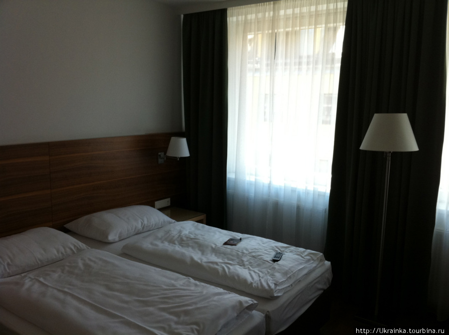 Кровати (на самом деле там очень светло, на фото тень просто так падает) Вена, Австрия