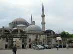 Двор Vefa Lisesi и Мечеть наследника.