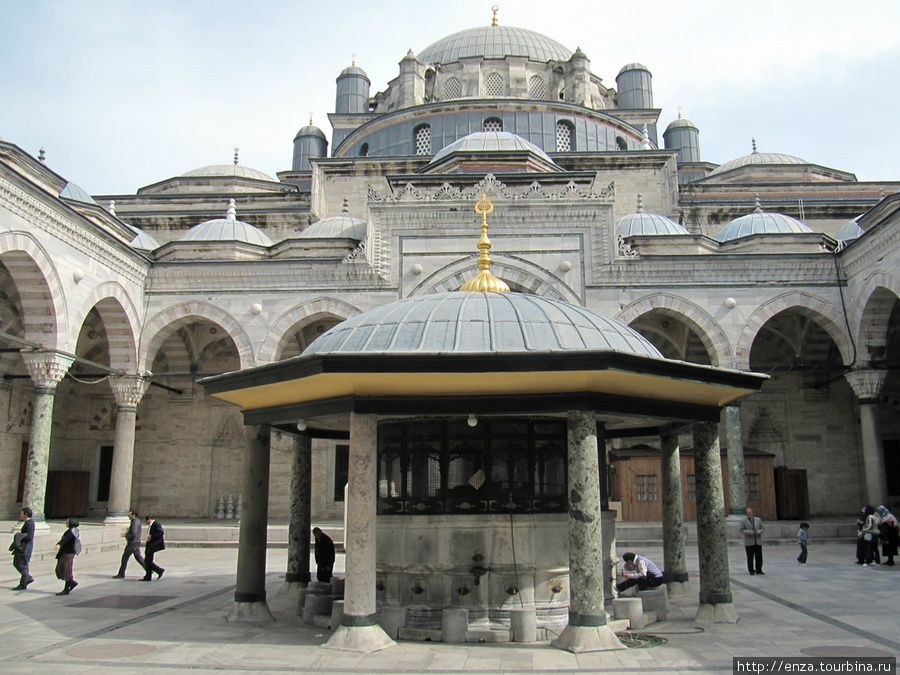 Фонтан во внутреннем дворе мечети Баязида. Стамбул, Турция