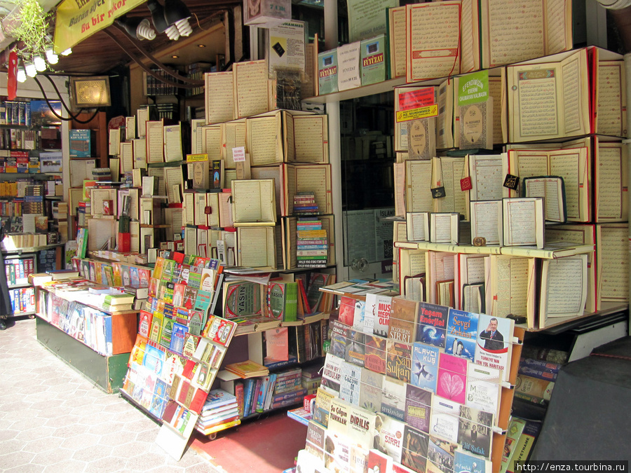 Книжный рынок у мечети Ба