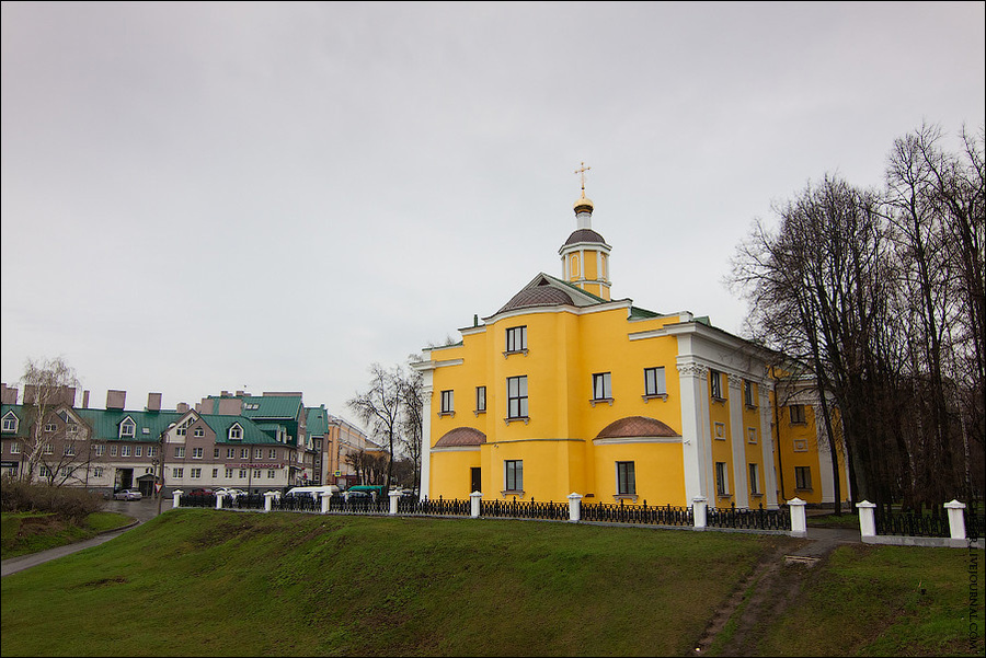 А напротив него заходится церковь Илии Пророка (Год постройки: не позже 1699.) Рязань, Россия