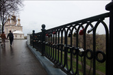 Недалеко от кремля на ограде молодожены вешают замки с надписями — в Нижнем такое же место есть на набережной Федоровского