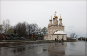 Если пройти от кремля по набережной то попадаешь к церкви Спаса Преображения на Яру и памятнику Есенину