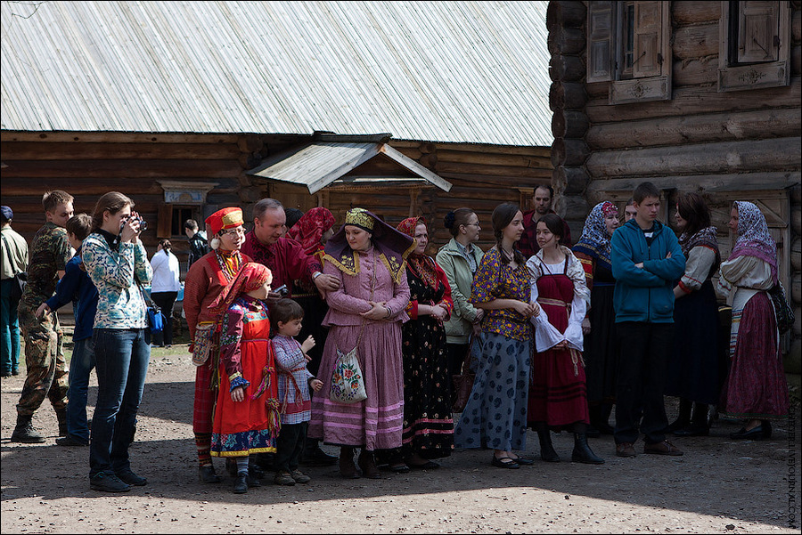 В центре музея-заповедника стояла небольшая сцена, на которой выступали коллективы со своими номерами — в основном пели Нижний Новгород, Россия