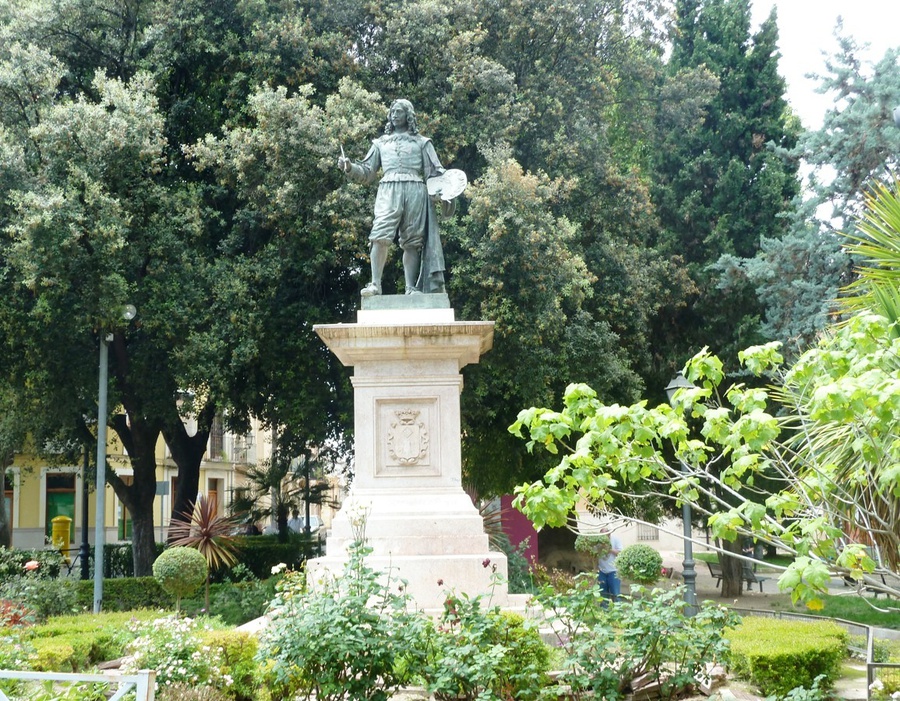 Хатива: памятник Х. Рибере Автономная область Валенсия, Испания