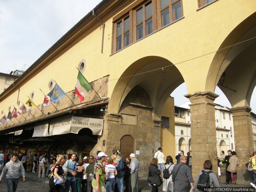 Вверху коридор для герцога. Флоренция, Италия