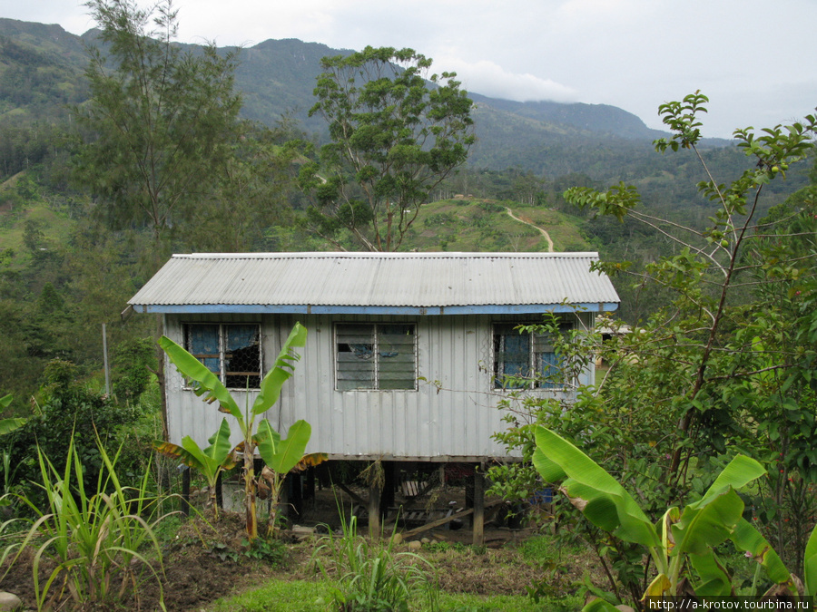 Дом (без электричества) городского алкоголика Кундиава, Папуа-Новая Гвинея