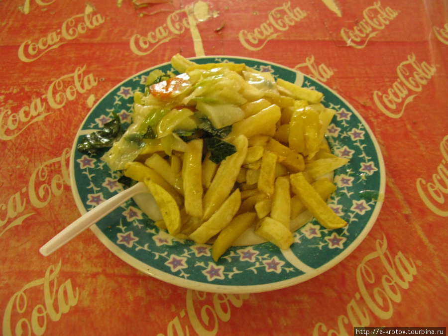 Картошка в столовой — 5 кина за тарелку, жареная и вкусная Кундиава, Папуа-Новая Гвинея