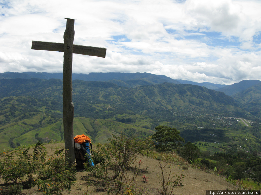 На вершине одной из гор соорудили крест Кундиава, Папуа-Новая Гвинея