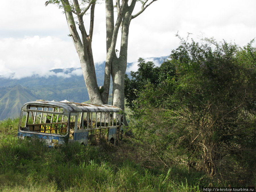 Символ ПНГ — транспорт — автобус в никуда ... (окрестности Вайгара. Как он тут оказался?) Провинция Симбу, Папуа-Новая Гвинея