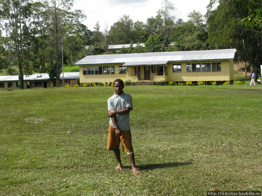 Высшая школа (в ней школьники и живут) под Вайгаром Провинция Симбу, Папуа-Новая Гвинея