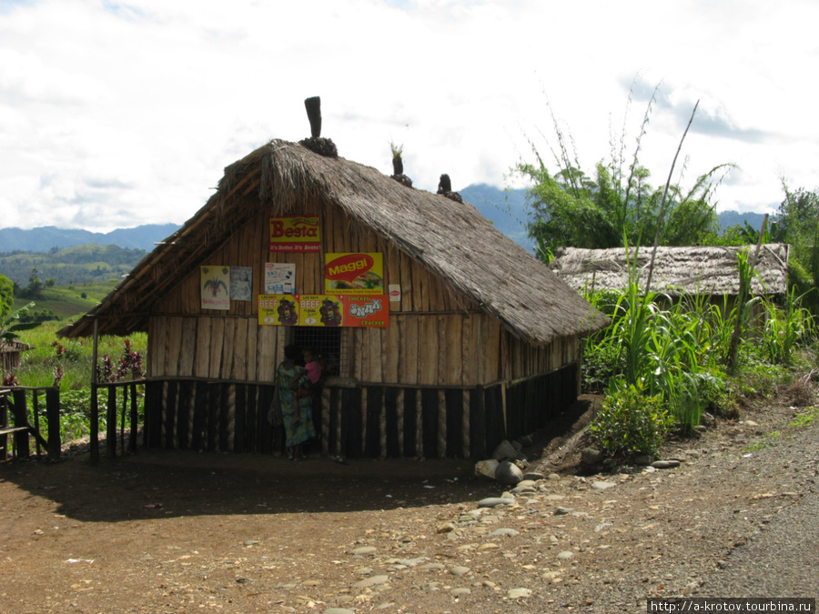 Большое папуасское село Вайгар Провинция Симбу, Папуа-Новая Гвинея