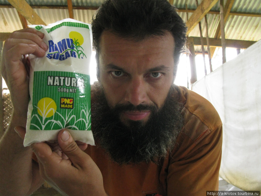 Во время моего визита, почему-то, в папуановогвинейских селениях сахар достиг цены 10-30 кина (110-350 рублей) за кило. Сладкая жизнь нынче в цене! Провинция Симбу, Папуа-Новая Гвинея
