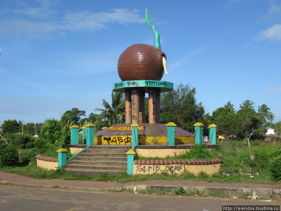Статуя кокосового ореха рядом с аэропортом Мерауке, Индонезия
