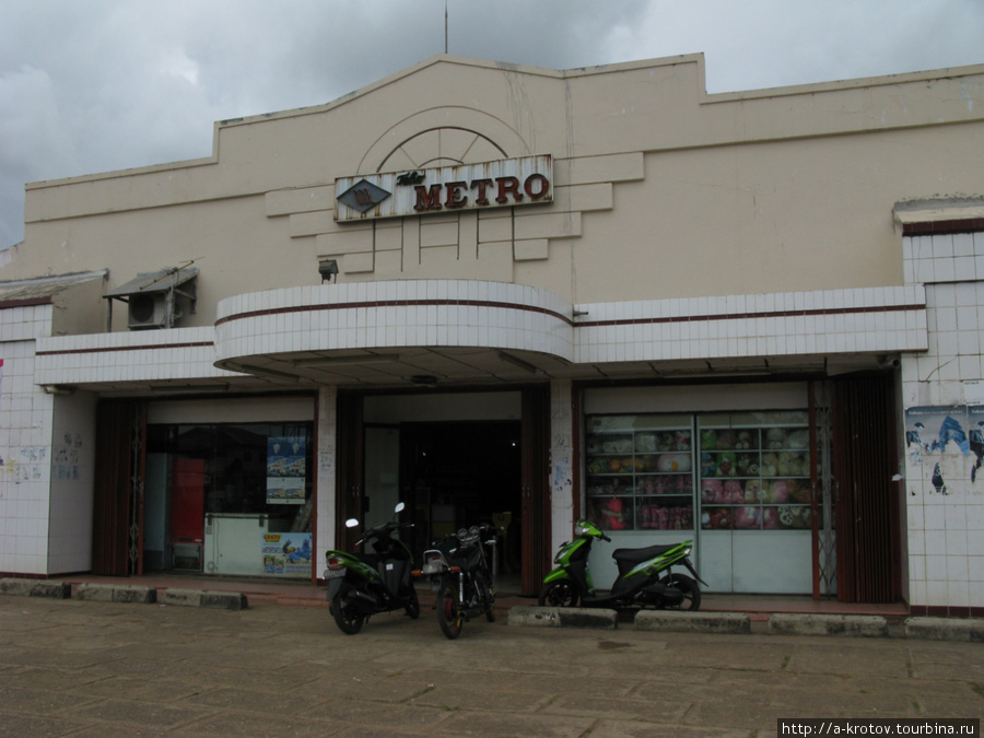 В Мерауке есть своё метро, даже с турникетами (магазин Метро, не связан со всемирной сетью) Мерауке, Индонезия