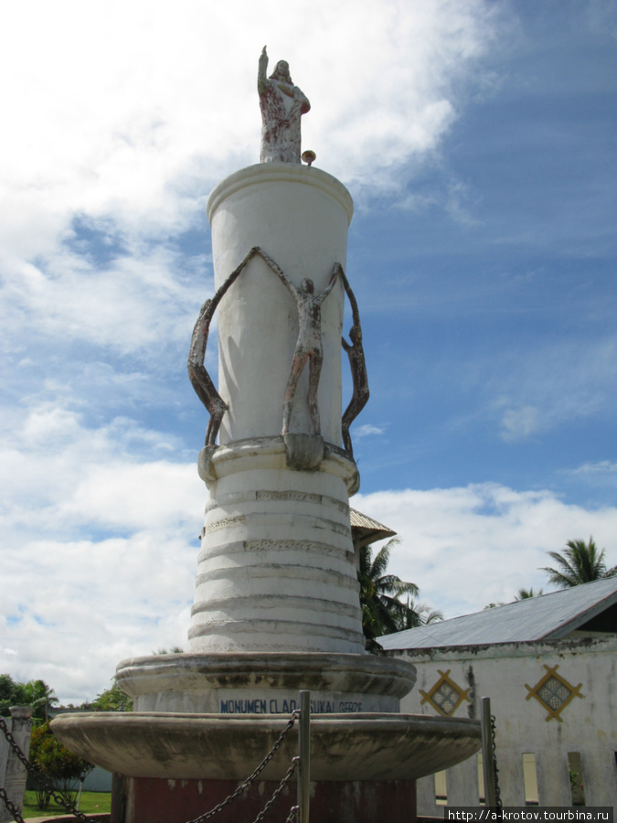 Статуя Иисуса Христа поставлена к 100-летию Мераукской миссионерской станции Мерауке, Индонезия