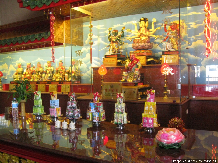 Китайским божествам презентуют еду, консервы Макассар, Индонезия
