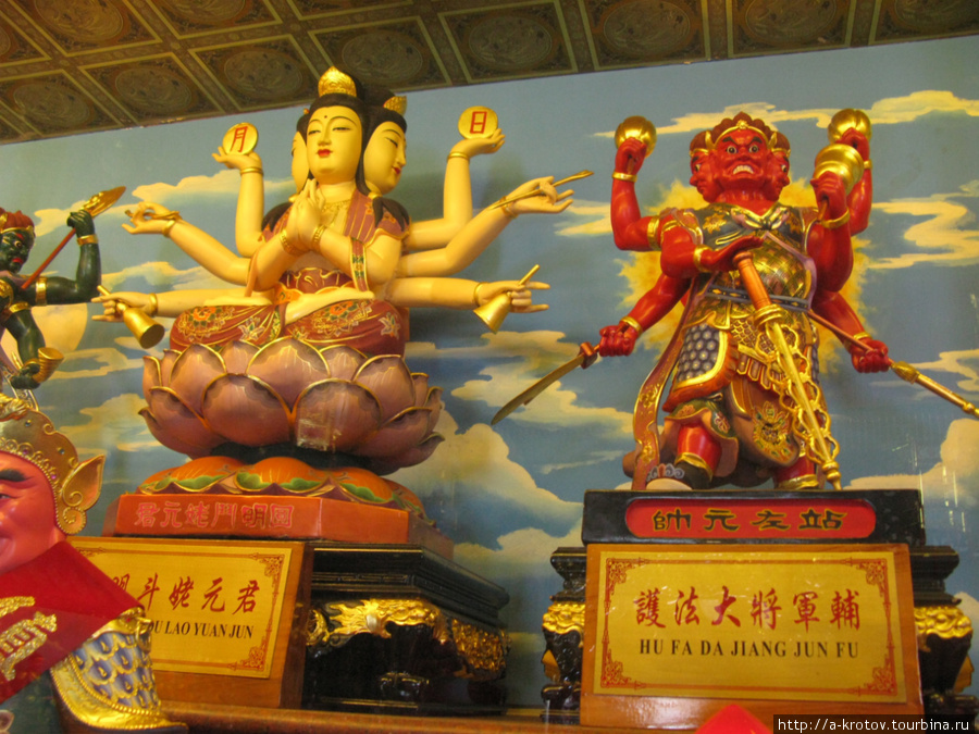 Пятиэтажный китайский храм в Макассаре. Китайские божества! Макассар, Индонезия