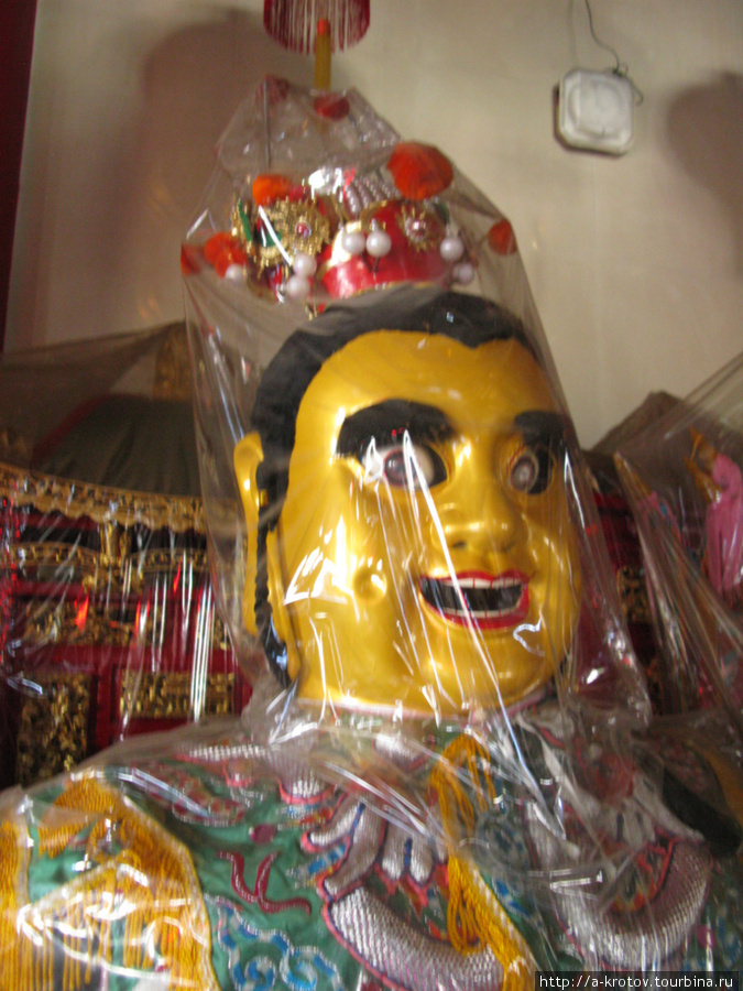 Некоторые идолы — то ли ещё не распакованы, то ли от пыли их спрятали Макассар, Индонезия