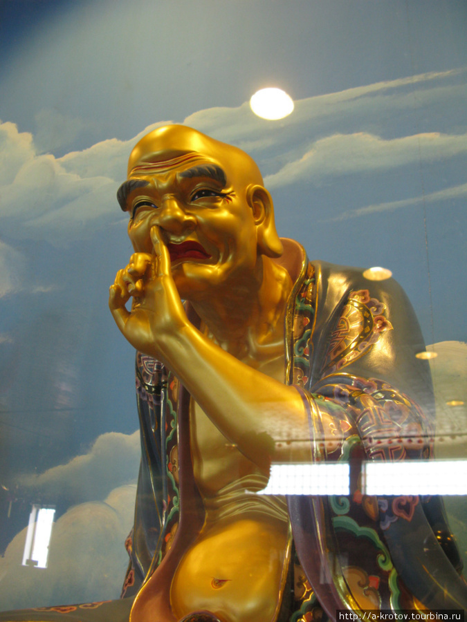 Китайские боги даже в носу ковыряются Макассар, Индонезия