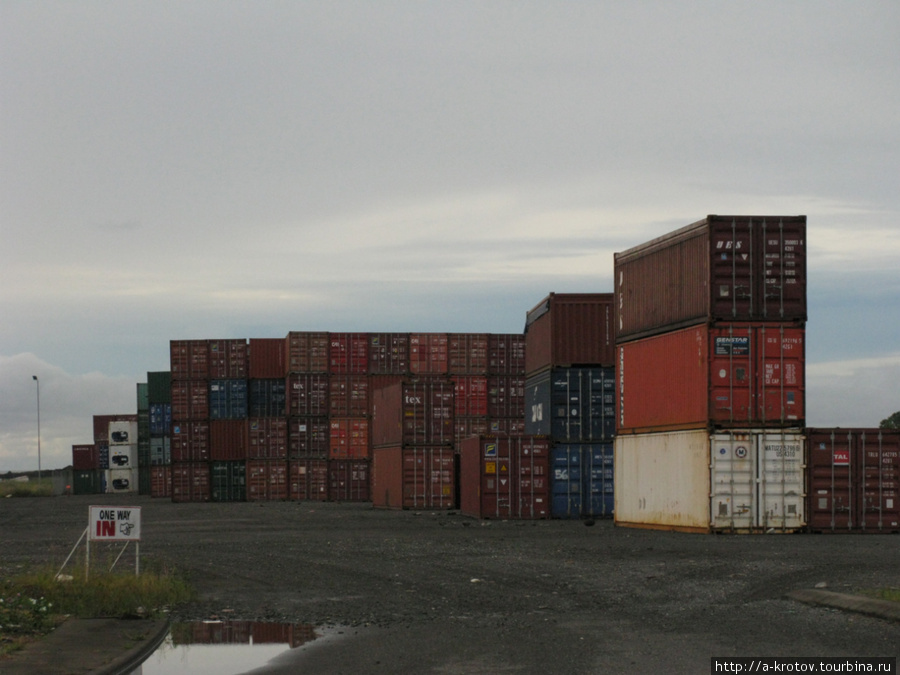Это склад контейнеров = отсюда грузы развозятся по всем Нагнороным провинциям Лае, Папуа-Новая Гвинея