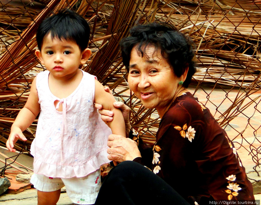 Бабушка с внучкой Муй-Не, Вьетнам