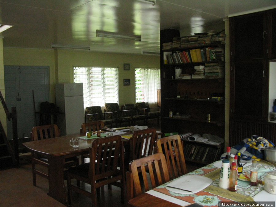 Внутри жилого здания миссии (столовая-библиотека) Богия, Папуа-Новая Гвинея