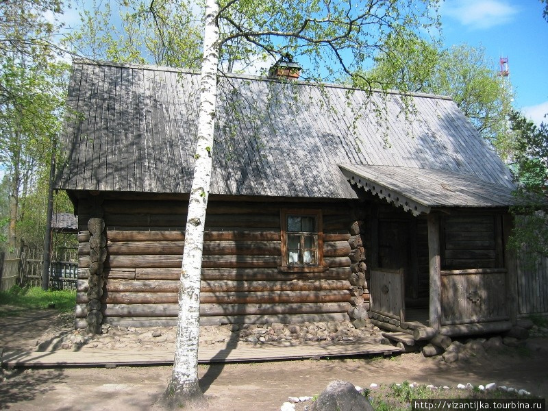 2011г. Вход в дом-музей со двора. Кобрино, Россия