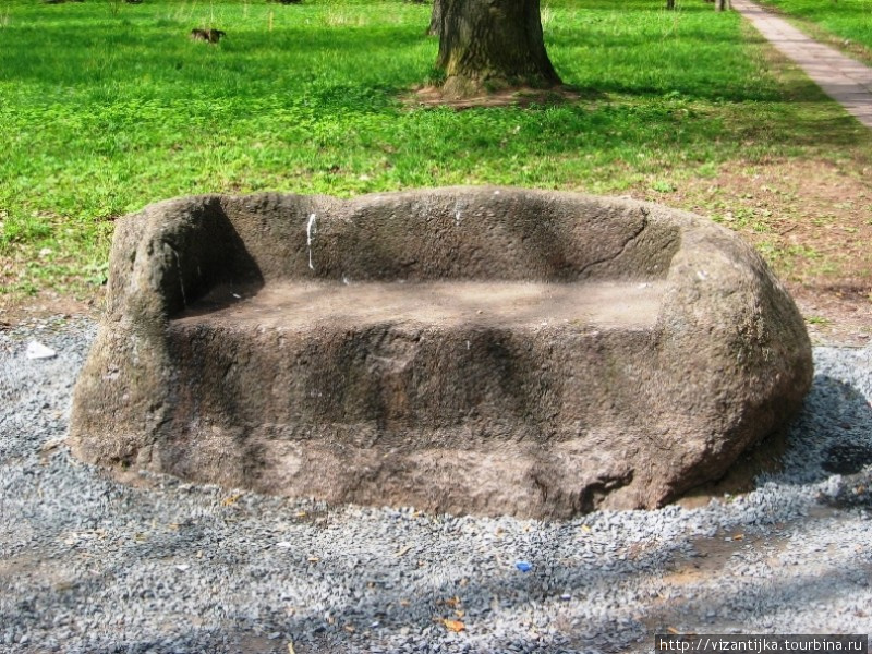 Каменный диван. Суйда, Россия